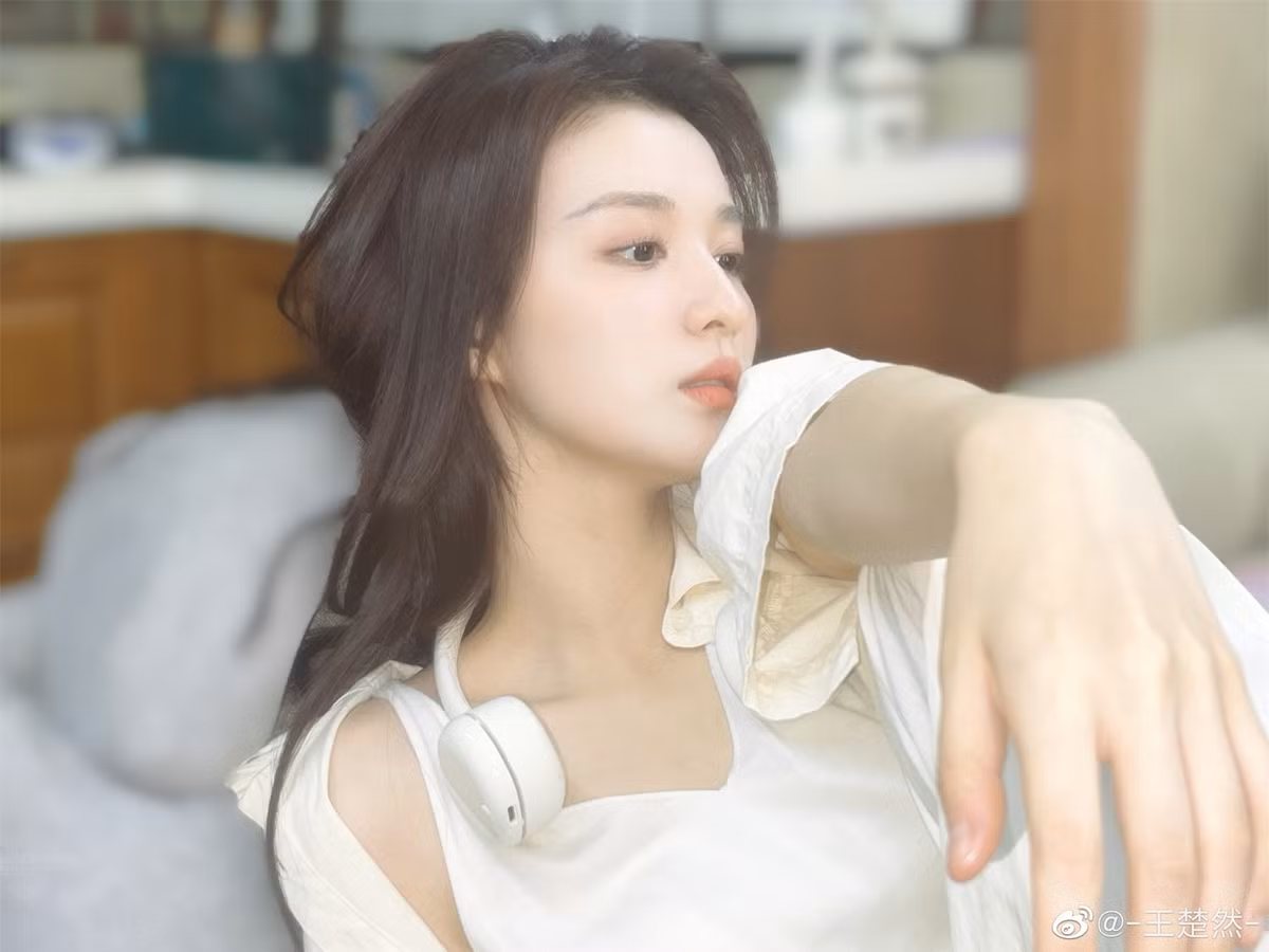 ồi tháng 5, truyền thông chụp được ảnh Vương Sở Nhiên tới khách sạn nơi Dương Dương đang ở. Cả hai không đi cùng nhau, song trợ lý của nam diễn viên tới đón cô lên.