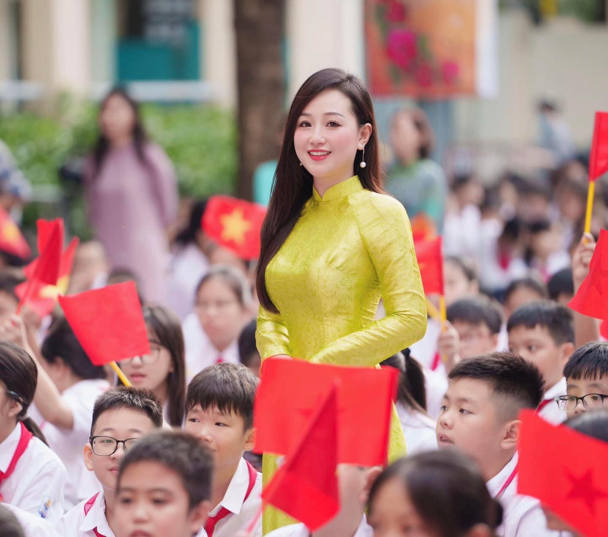 Hình ảnh cô giáo mặc áo dài truyền thống màu vàng chanh đang được cư dân mạng chia sẻ rần rần trên MXH.