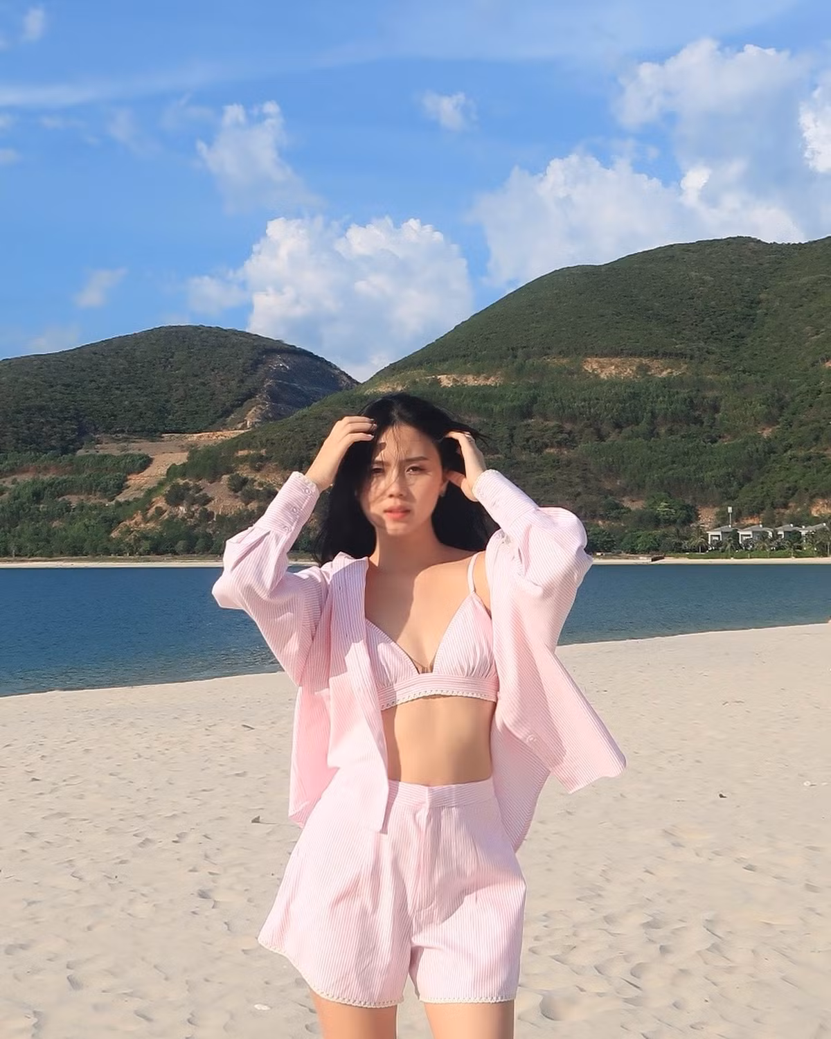 Tố Uyên biết cách biến hoá hình ảnh bản thân đa dạng, khi thì tiểu thư sang chảnh, lúc mong manh như "bạch nguyệt quang" trong ngôn tình, lại có khoảnh khắc quyến rũ, ngọt ngào hết nấc