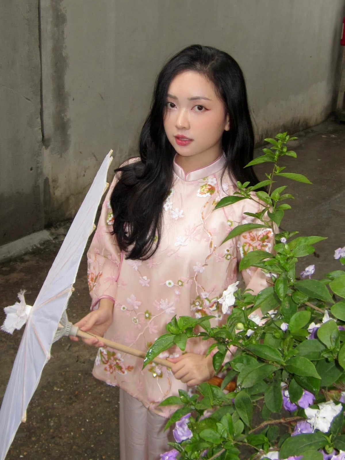 Sở hữu gương mặt xinh đẹp tự nhiên, bầu bĩnh với nụ cười duyên dáng, mỗi lần nàng WAG Mai Hà Trang - bà xã tiền đạo Hà Đức Chinh - xuất hiện trên mạng xã hội đều nhận về nhiều lượ yêu thích.