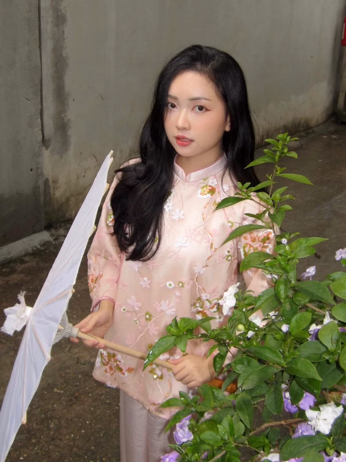 Sở hữu gương mặt xinh đẹp tự nhiên, bầu bĩnh với nụ cười duyên dáng, mỗi lần nàng WAG Mai Hà Trang - bà xã tiền đạo Hà Đức Chinh - xuất hiện trên mạng xã hội đều nhận về nhiều lượ yêu thích.