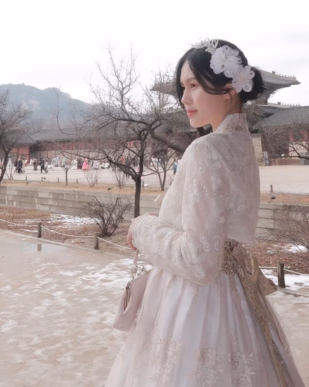 Bà xã trung vệ Thành Chung có gu thẩm mỹ khá tốt, lại biết cách tạo dáng, "bắn ảnh" để cho ra những bộ ảnh lung linh, khoe khéo vẻ đẹp ngoại hình.