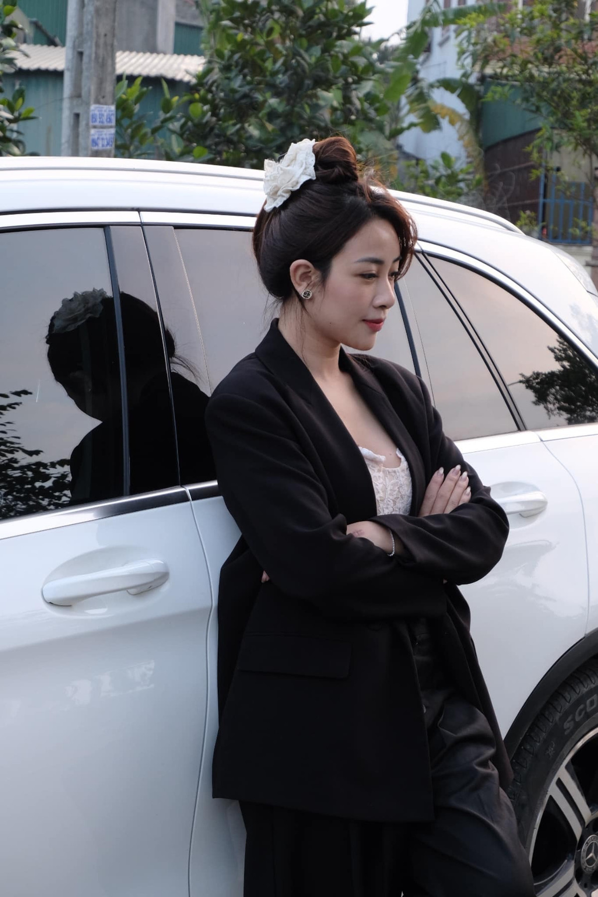 Từng là một cô giáo mầm non ở thời điểm hẹn hò Phan Văn Đức, khi về chung một nhà, Nhật Linh nhanh chóng sinh cho Văn Đức 2 nhóc tỳ dễ thương, cô nàng cũng chuyển sang công việc kinh doanh khách sạn, quán ăn và cả tiệm hoa gây chú ý.