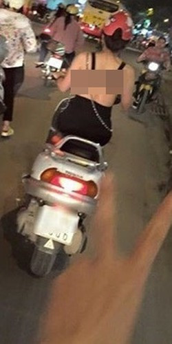 Thậm chí, nhiều dân mạng còn "gay gắt" với việc mặc phản cảm ra đường rằng: "Ở nhà không mặc gì cũng kệ thây nhưng ra đường xin hãy có liêm sỉ và tôn trọng người xung quanh".