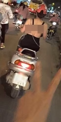 Thậm chí, nhiều dân mạng còn "gay gắt" với việc mặc phản cảm ra đường rằng: "Ở nhà không mặc gì cũng kệ thây nhưng ra đường xin hãy có liêm sỉ và tôn trọng người xung quanh".