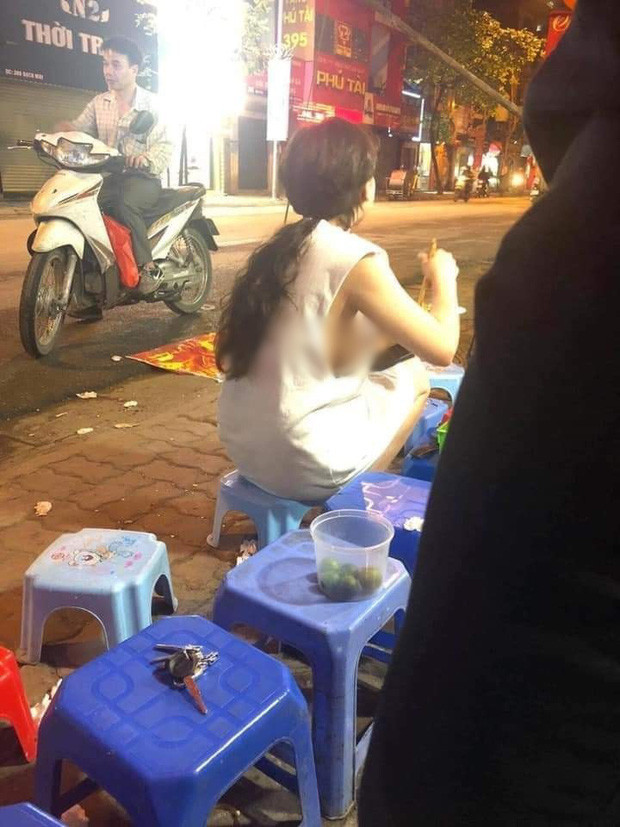 . Có lẽ chiếc áo hơi rộng so với cơ thể của cô gái, do vậy phần ngực áo trễ xuống khá sâu, để lộ vòng 1 phản cảm khiến nhiều người búc xúc.