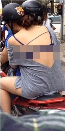 Trước những pha ăn mặc dẫn đến bị chỉ trích của hội chị em, nhiều dân mạng để lại bình luận như: "Mặc thế này nhiều người xung quanh lại chú ý, người tốt thì không sao, chứ gặp phải kẻ lưu manh thì có khi lại bị trêu chọc. Tốt nhất nên mặc thêm cái áo chống nắng ra ngoài là xong".