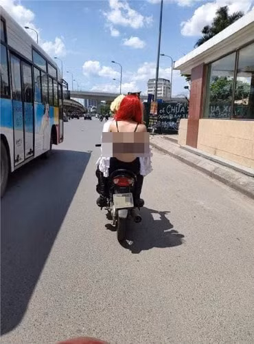 Phải thừa nhận rằng việc ăn mặc ra đường ảnh hưởng tới mọi người nhìn vào bạn ra sao. Không cần quá nổi trội nhưng chỉ cần bạn gọn gàng, sạch sẽ là đủ ăn điểm trong mắt những người xung quanh.