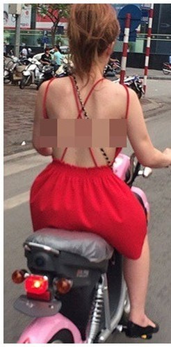 Trước đó, hàng loạt tình huống các cô gái ăn mặc phản cảm ra đường tương tự cũng đã lan truyền trên MXH.