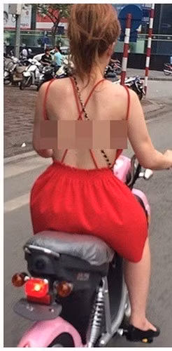 Trước đó, hàng loạt tình huống các cô gái ăn mặc phản cảm ra đường tương tự cũng đã lan truyền trên MXH.
