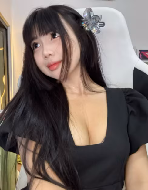 Cụ thể, nữ streamer Hà Phương Boo thu hút rất nhiều sự chú ý từ cộng đồng mạng nhờ vào vẻ ngoài xinh đẹp và phong cách thời trang gợi cảm.