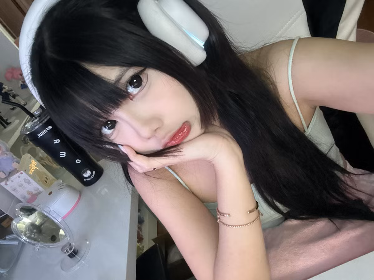 Vẫn biết, sự chú ý từ nhan sắc có thể giúp Hà Phương Boo có lượng người xem ban đầu, nhưng để giữ được sự yêu thích lâu dài, yếu tố quan trọng vẫn là chất lượng nội dung và sự sáng tạo trong mỗi buổi livestream.