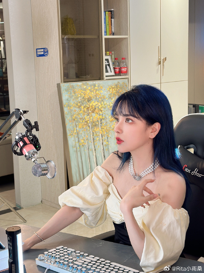 Dù có phần non nớt về trình độ chuyên môn nhưng xét về nhan sắc, nhiều game thủ Trung Quốc thậm chí đã ca ngợi Rita là nữ MC xinh đẹp nhất của LPL, nhờ phong thái gợi cảm hút hồn, vượt mặt cả Candice.