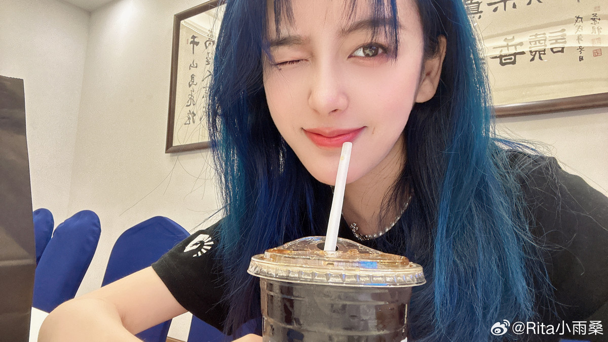 Xuất phát điểm là sinh viên của Học viện Hý kịch Trung ương Trung Quốc - cái nôi của những nữ nghệ sĩ tài sắc đình đám nhất đất nước tỷ dân, nhan sắc của Rita cũng "không phải dạng vừa".