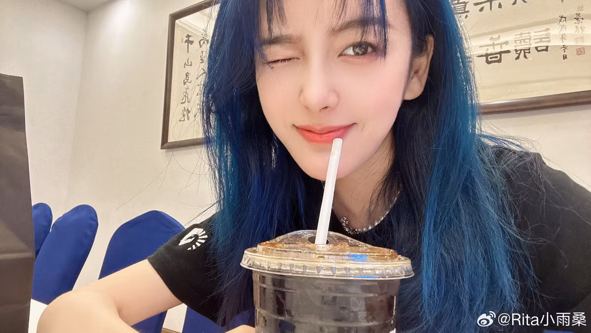 Xuất phát điểm là sinh viên của Học viện Hý kịch Trung ương Trung Quốc - cái nôi của những nữ nghệ sĩ tài sắc đình đám nhất đất nước tỷ dân, nhan sắc của Rita cũng "không phải dạng vừa".