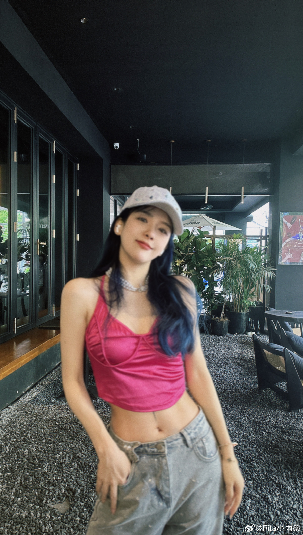 Không thể phủ nhận, nhờ sự nhiệt huyết cũng như ngoại hình xinh đẹp của nữ BLV Rita như một làn gió hương sắc lạ, đem đến cho giải đấu và đông đảo anh em game thủ không khí mới mẻ.