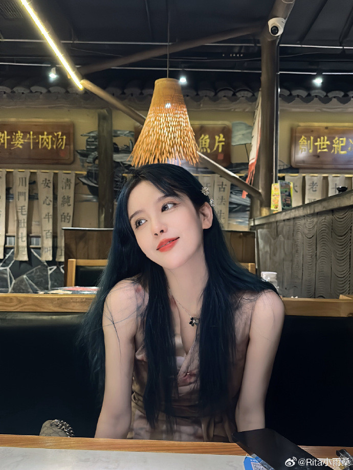 Rita sớm trở thành nữ MC tiềm năng bên cạnh người đồng nghiệp Candice, đảm nhiệm vị trí MC và hỗ trợ bàn phân tích tại các giải đấu quốc nội như LPL và LDL.