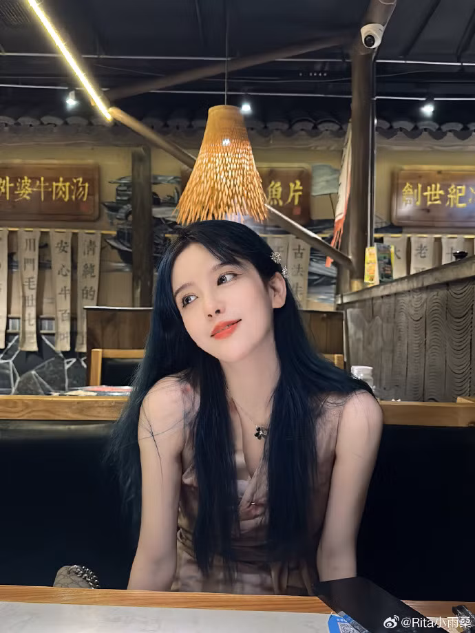 Rita sớm trở thành nữ MC tiềm năng bên cạnh người đồng nghiệp Candice, đảm nhiệm vị trí MC và hỗ trợ bàn phân tích tại các giải đấu quốc nội như LPL và LDL.