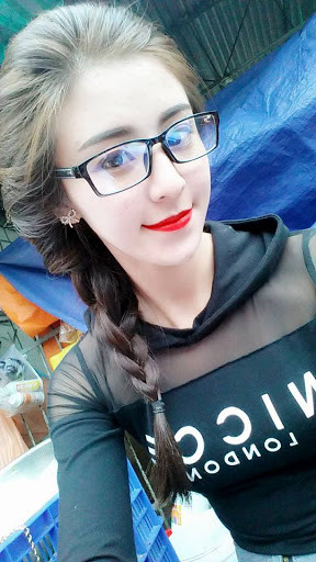 Sự đổi thay cả về nhan sắc, phong cách lẫn nghề nghiệp của “Hot girl bánh tráng trộn” để lại khá nhiều tiếc nuối cho những người yêu mến vẻ đẹp giản dị và mộc mạc của cô.