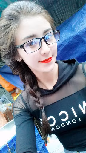 Sự đổi thay cả về nhan sắc, phong cách lẫn nghề nghiệp của “Hot girl bánh tráng trộn” để lại khá nhiều tiếc nuối cho những người yêu mến vẻ đẹp giản dị và mộc mạc của cô.