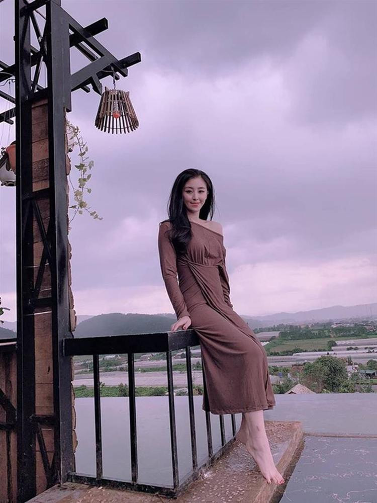 Bên cạnh đó, dân mạng còn từng bắt gặp hình ảnh Bảo Chi nàng làm PG cho một quán bar ở Sài Gòn.