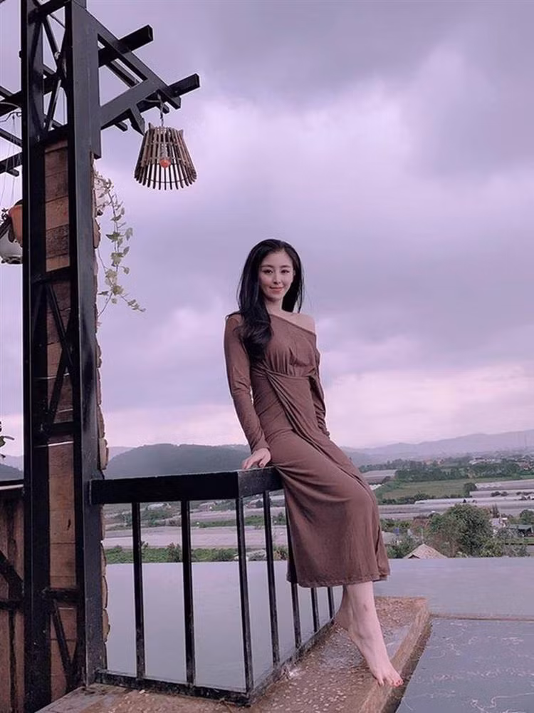 Bên cạnh đó, dân mạng còn từng bắt gặp hình ảnh Bảo Chi nàng làm PG cho một quán bar ở Sài Gòn.