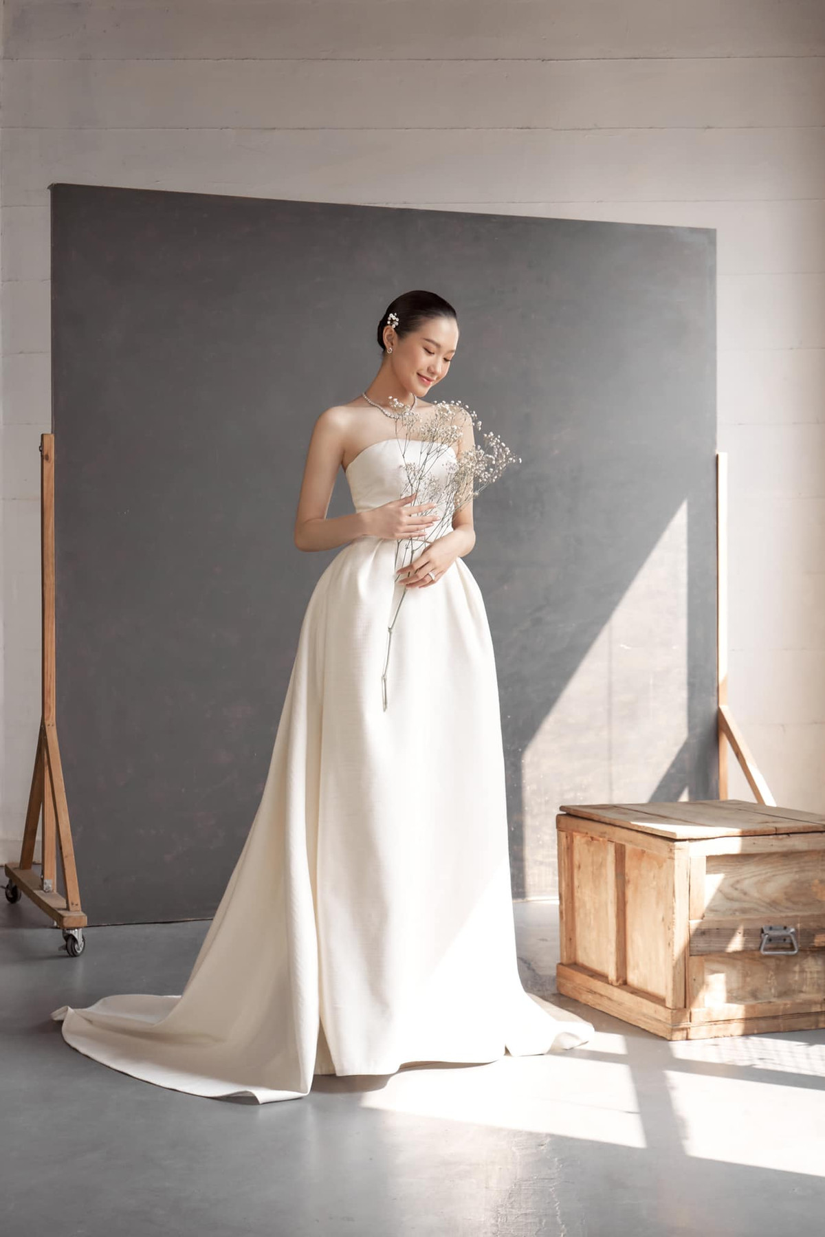 Cụ thể, trên dòng story của mình, Hải My có viết: "Viết bài được 20 phút tự nhiên thấy mình trình bày chưa được ưng ý (cái tính em làm gì không được như ý là khó chịu lắm) nên em đã hít sâu, mạnh dạn lên xin giám thị tờ giấy mới tinh để viết lại từ đầu...