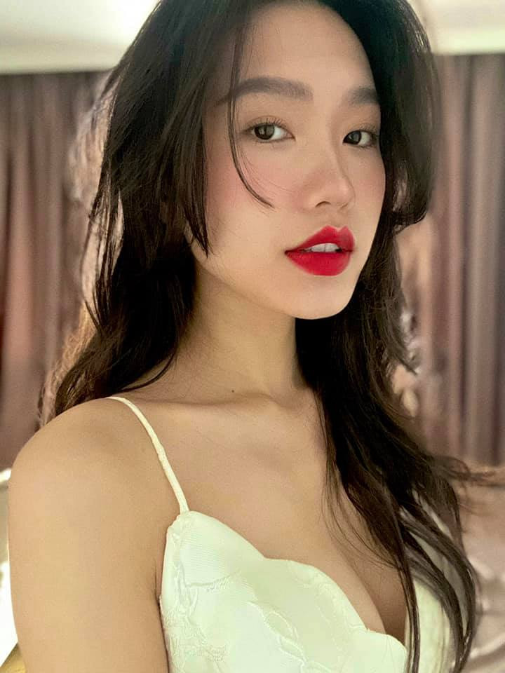 Hải My đẹp thế nào thì ai cũng biết, từ hồi yêu đương với Văn Hậu, cô nàng thậm chí còn mặn mà sắc sảo hơn.