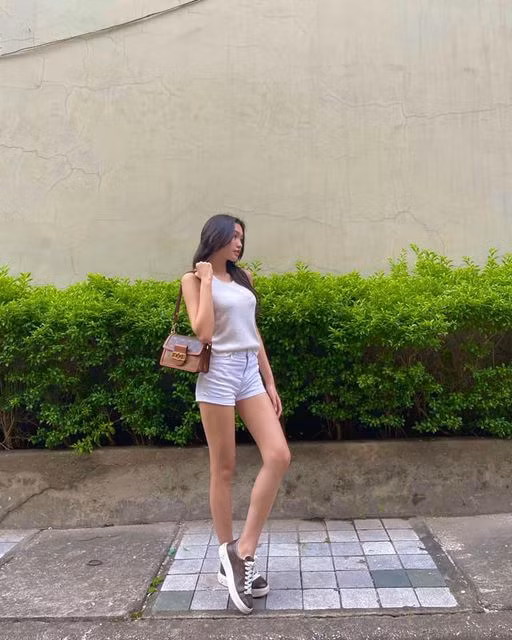 Ra khỏi phòng thi, em thành thật khai luôn với mẹ Mai: "Vào sông Hương mẹ ạ", mẹ Mai cũng tái mét mặt mày làm em phải an ủi mẹ 'Không sao đâu, con chém cũng ok...". Vì cái môn Văn mà em đi du lịch cũng phải trong lo sợ...", Doãn Hải My viết.