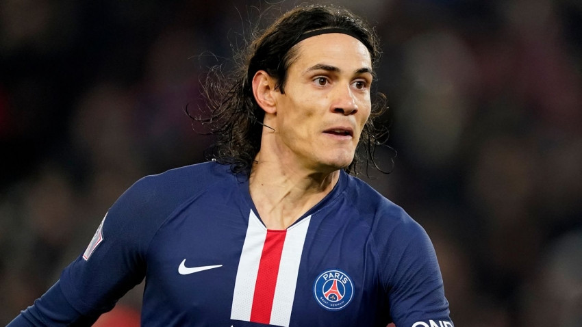 Trang chủ MU thông báo chính thức chiêu mộ thành công tiền đạo Edinson Cavani theo dạng tự do. Tiền đạo người Uruguay ký vào bản hợp đồng có thời hạn một năm, kèm điều khoản gia hạn 12 tháng với đội chủ sân Old Trafford.
