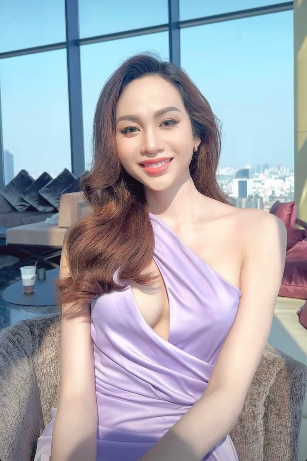 Trở về Việt Nam hậu "dao kéo" thành công, Lương Mỹ Kỳ khiến netizen khi ngưỡng mộ khi có hành động đẹp với đàn em trong giới.