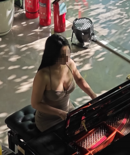 Pan Piano xuất hiện trong trang phục như những nhân vật mang tính biểu tượng khi chơi piano. Tuy nhiên, lâu dần, nữ YouTuber chuyển sang kết hợp các bức ảnh cosplay đầy gợi cảm, thậm chí là "hở hang" của mình để khiến khán giả bấm vào các clip.