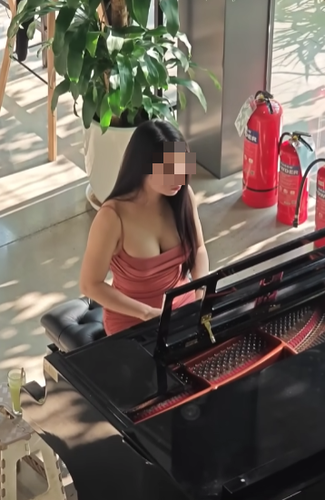 Dù gây tranh cãi vì ngày càng táo bạo, Pan Piano rõ ràng đang chọn lối đi riêng để giữ nhiệt tên tuổi giữa môi trường cạnh tranh khốc liệt. Tuy nhiên, việc đánh đổi hình ảnh để níu kéo hào quang cũng khiến không ít fan cảm thấy tiếc nuối.