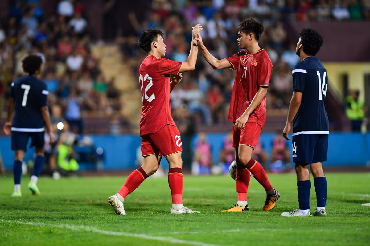 Dai thang truoc Dao Guam, U23 Viet Nam bieu duong suc manh