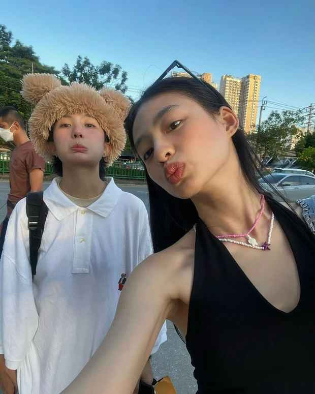 Dưới bài đăng là một đoạn caption dài bằng tiếng Trung, kể về lần đầu tiên gặp mặt của Dương Minh Ngọc và người đồng giới cùng lời chúc mừng sinh nhật đến nửa kia.