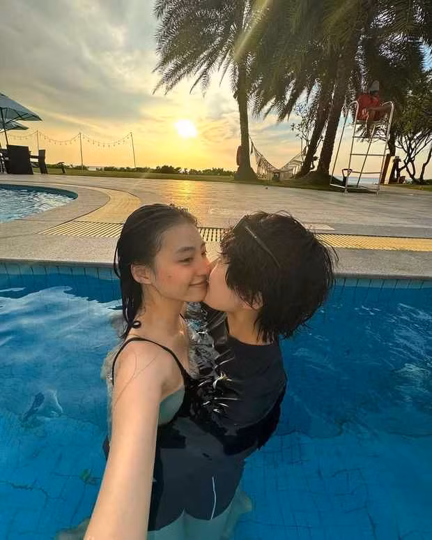 Bạn trai cũ Minh Ngọc là một doanh nhân trẻ kinh doanh shop thời trang, sự kiện, câu lạc bộ khá nổi ở TP.HCM. Nếu như lúc trước nàng hot girl hiếm khi đăng ảnh hẹn hò thì hiện tại với tình yêu mới cô lại thoải mái và chia sẻ khá nhiều.