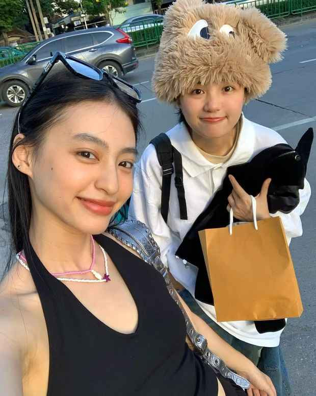 Được biết, cặp đôi đã yêu nhau được hơn 8 tháng và đi du lịch cùng nhau khá thường xuyên. Độ “cuồng" người yêu của Minh Ngọc được bạn bè chứng nhận ngay dưới bình luận rằng: “Thích cái cách cô ấy ngồi nhậu nhưng facetime với người yêu một tiếng".