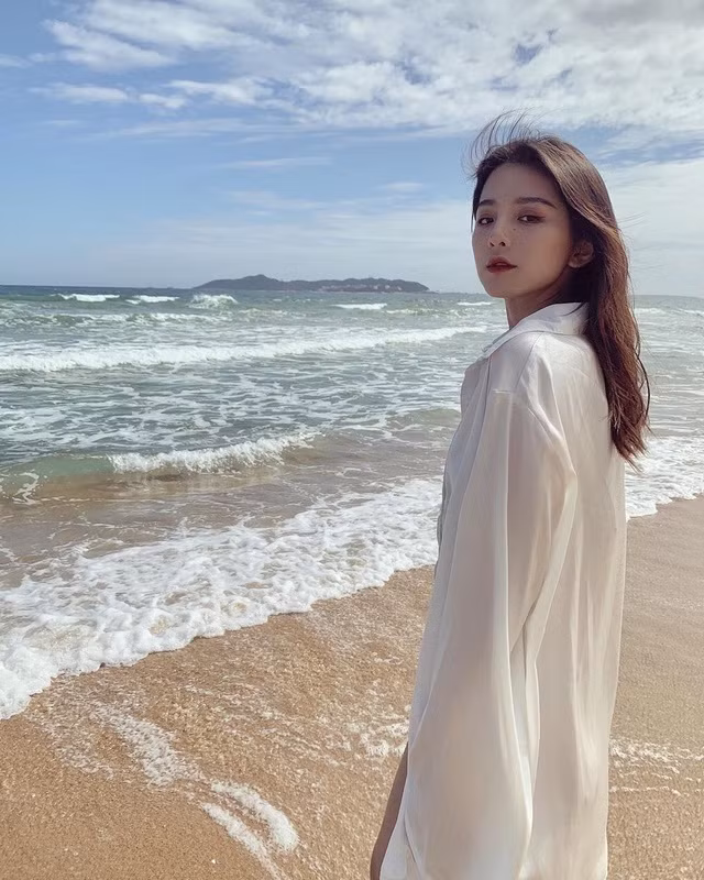 Sau khi nổi tiếng, Chen Zi từng chia sẻ chưa nghĩ tới việc tham gia vào con đường người mẫu chuyên nghiệp mà trở thành cô giáo khi theo học tại Đại học Sư phạm Hàng Châu.