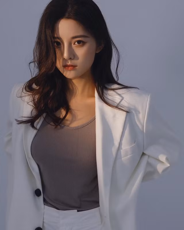 Chen Zi biến tấu trang phục phù hợp với từng hoàn cảnh nhất định. Dù phong cách gợi cảm hút hồn hay năng động thoải mái, cô gái này vẫn luôn có sức hút.