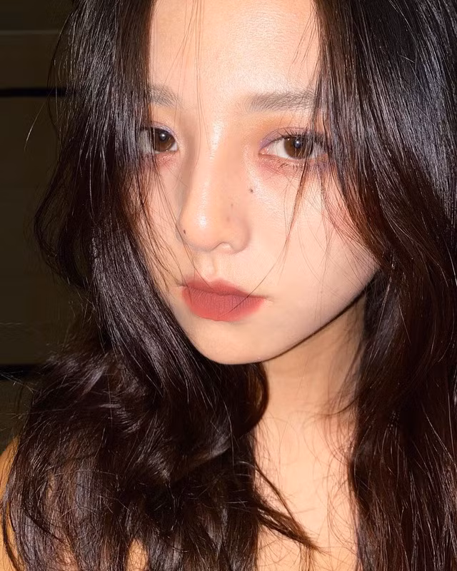 Từ thời còn ngồi trên ghế sinh viên, tư chất hot girl mạng của cô đã bộc lộ khi Chen Zi luôn là nữ thần, là đối tượng theo đuổi của vô vàn anh chàng sinh viên khác nhờ vào vẻ ngoài xinh xắn cũng như thân hình gợi cảm của mình.