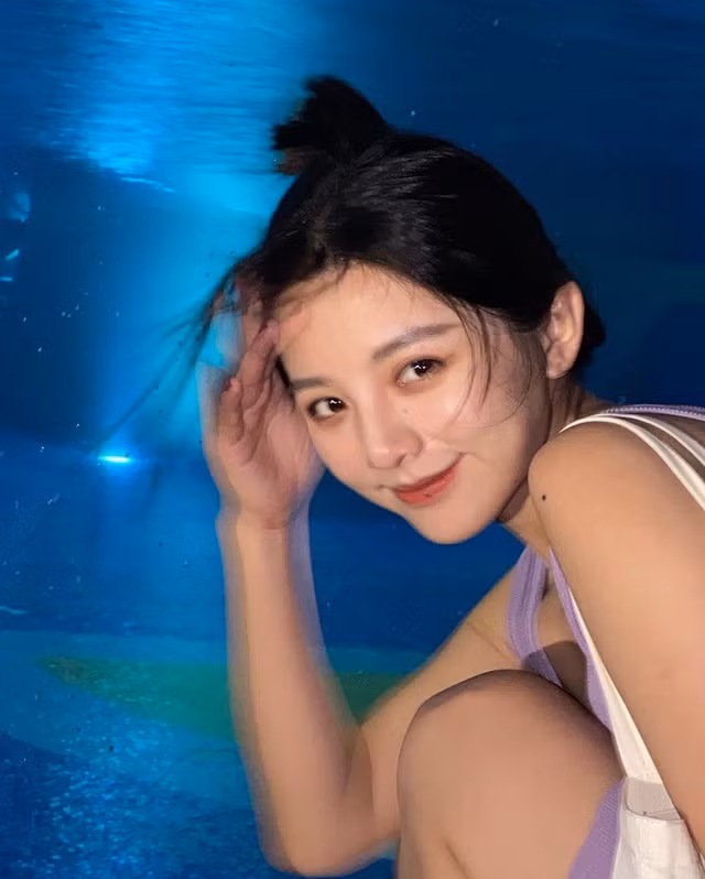 Gương mặt xinh đẹp, cũng như vóc dáng gợi cảm, Chen Zi càng trở thành nữ thần trong mắt của nhiều người.