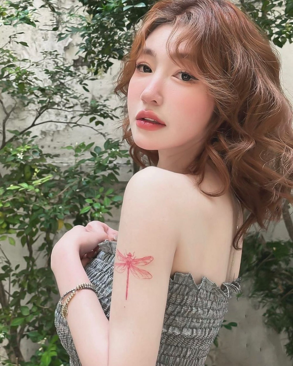 Dưới phần bình luận, nhiều dân mạng dành lời khen cho vóc dáng xuất sắc của "bà mẹ hai con" như: "Xinh quá!", "Dáng đẹp đỉnh!", ""Trắng sáng như Bạch Tuyết luôn!"...