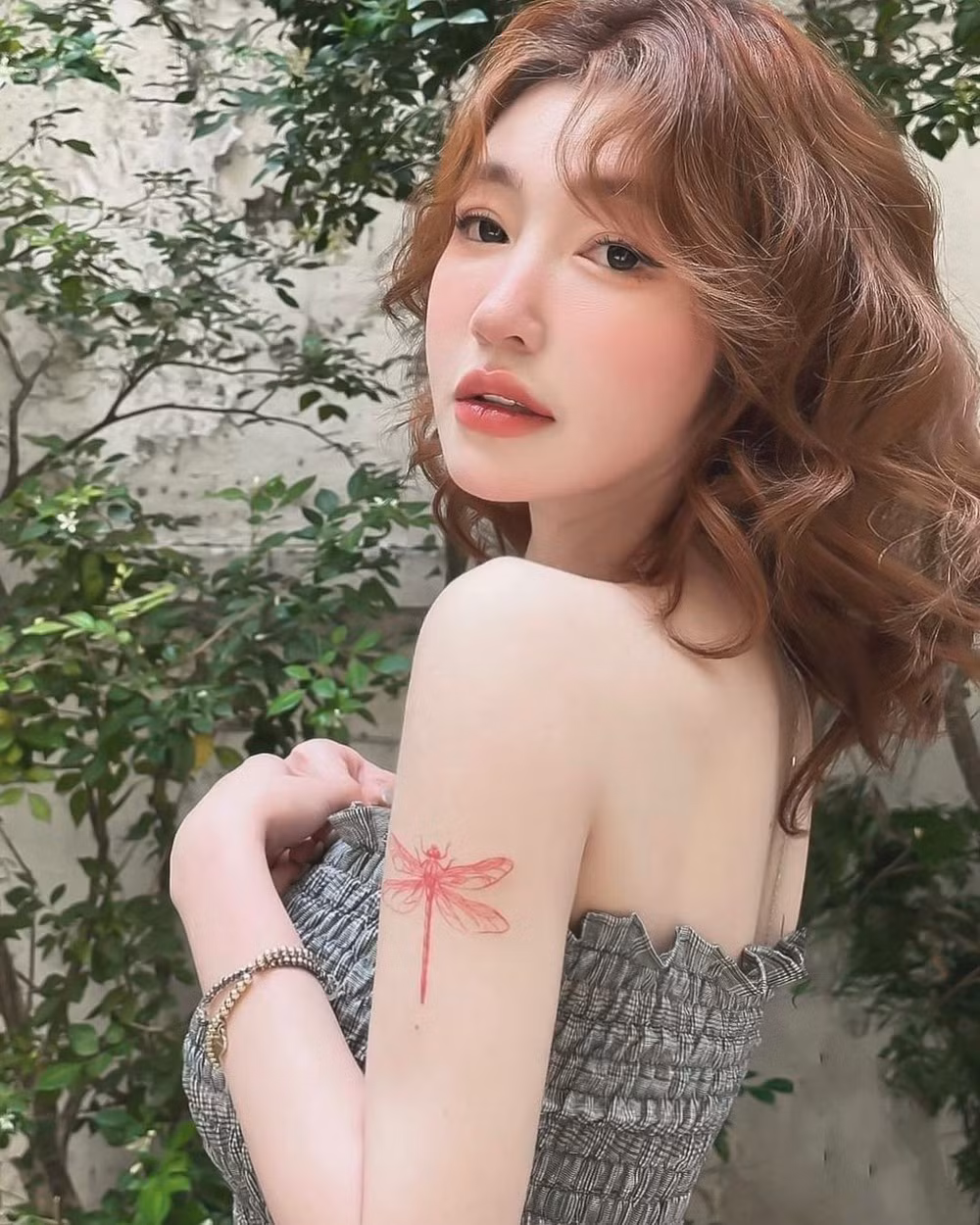 Dưới phần bình luận, nhiều dân mạng dành lời khen cho vóc dáng xuất sắc của "bà mẹ hai con" như: "Xinh quá!", "Dáng đẹp đỉnh!", ""Trắng sáng như Bạch Tuyết luôn!"...