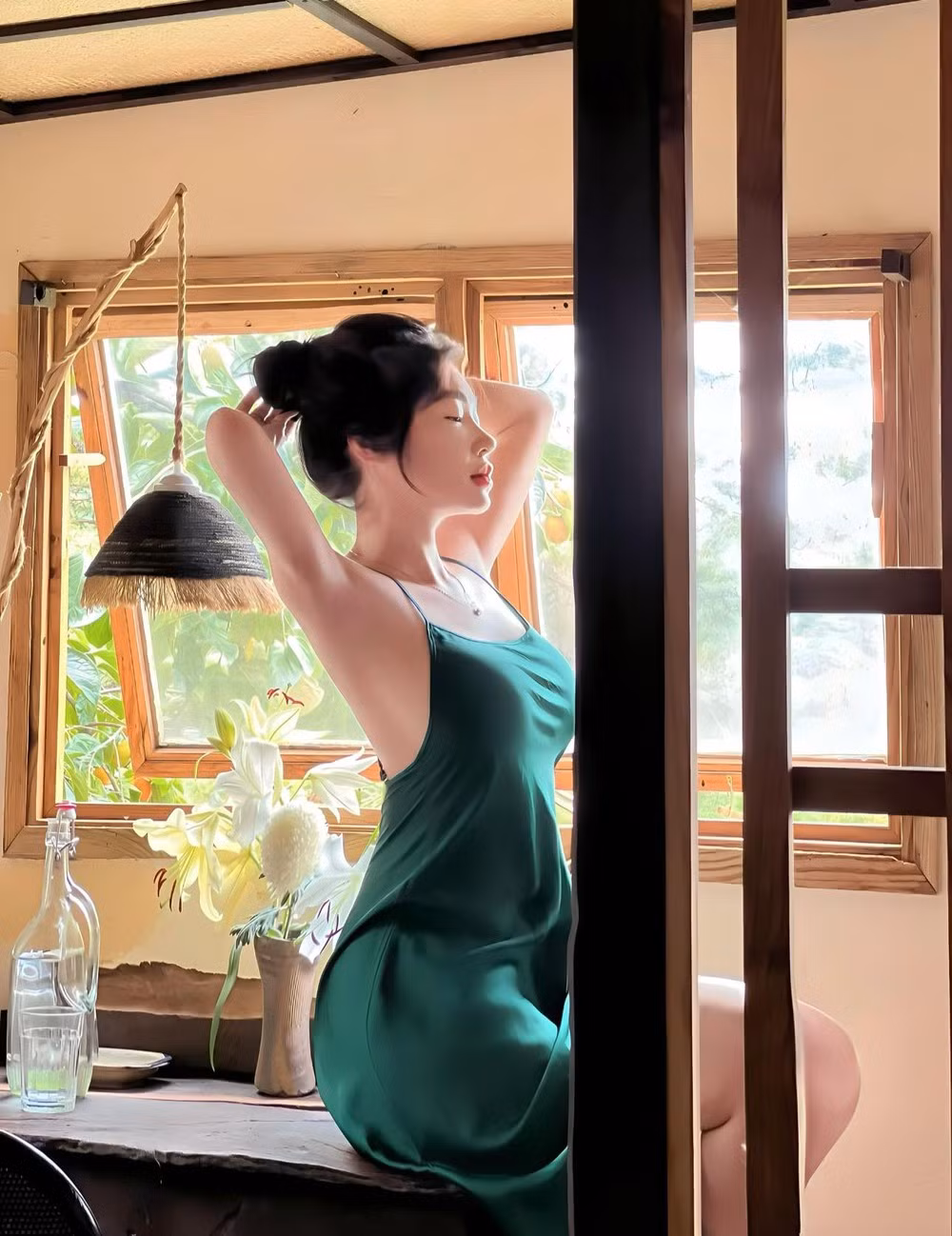 Trải qua biến cố trong hôn nhân, nàng cựu hot girl vẫn giữ được vẻ đẹp rạng ngời, không có dấu hiệu xuống sắc.