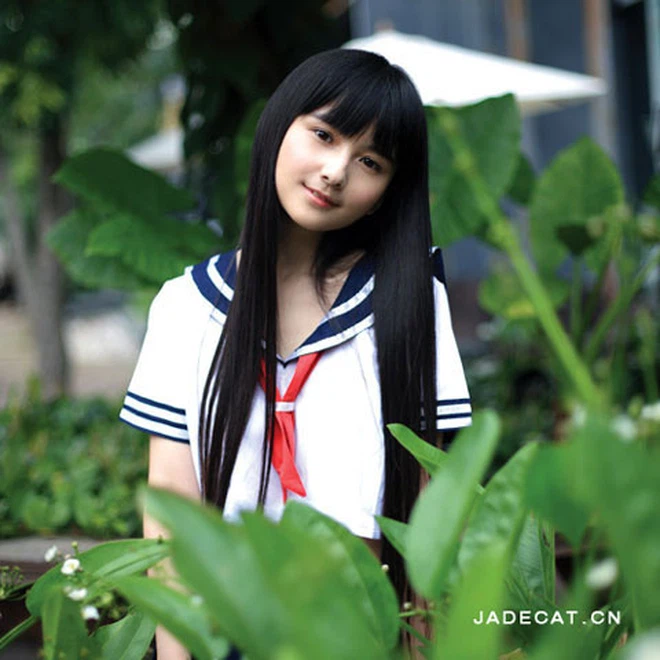 Tên tuổi của nữ họa sĩ truyện tranh Hạ Đạt bắt đầu từ bộ ảnh cô nàng diện trang phục đồng phục nữ sinh, nhan sắc trong trẻo, xinh xắn và "hack tuổi" đỉnh cao.