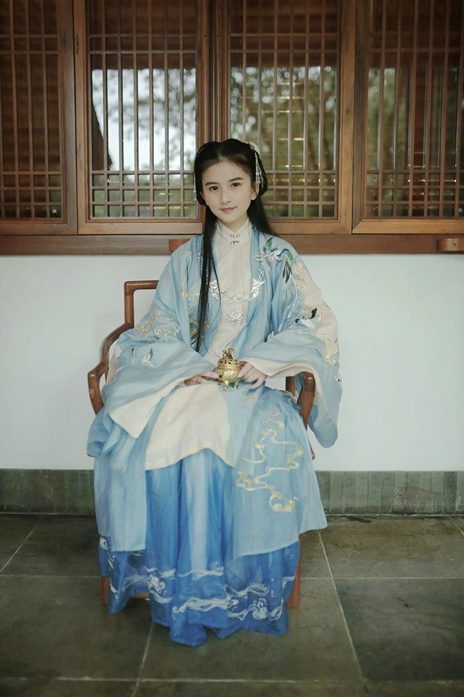 Được biết Hạ Đạt sinh năm 1981, quê ở thành phố Hoài Hóa, tỉnh Hồ Nam (Trung Quốc). Cô tốt nghiệp Đại học Khoa học tự nhiên Trường Sa, khoa Thiết kế nghệ thuật.