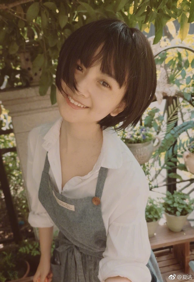 Điều đáng chú ý ở đây là đã 40 tuổi nhưng trong hình, nhìn Hạ Đạt chẳng khác gì 10, thậm chí 20 năm về trước. Cô nàng vẫn xinh đẹp, trẻ trung, hoàn toàn không có dấu hiệu tuổi tác gì trên gương mặt.