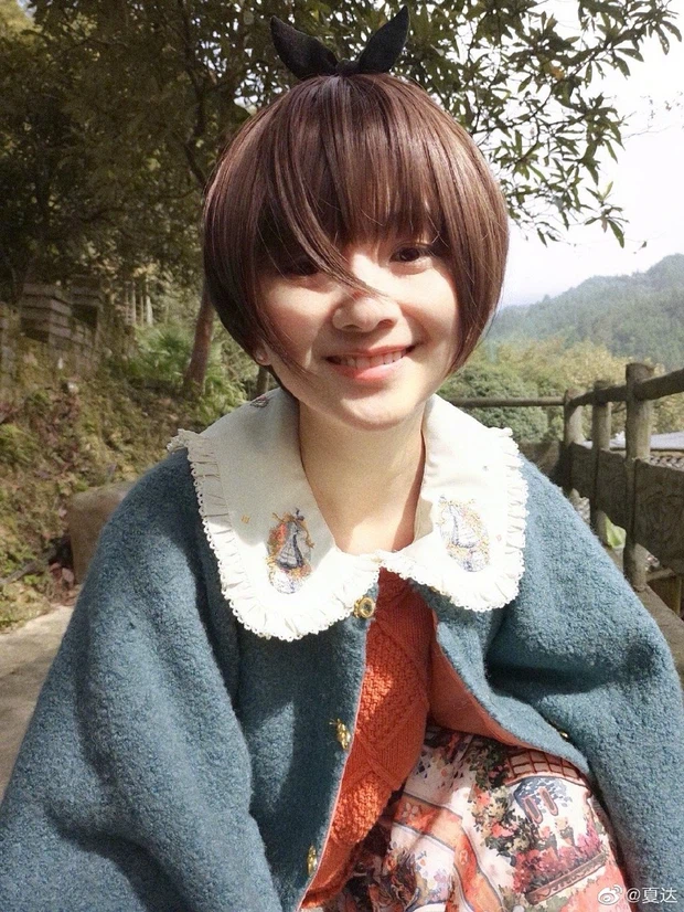 Thậm chí, ngắm nhìn nhan sắc của nữ họa sĩ Hạ Đạt nhiều netizen để lại nhận xét rằng sắc vóc của cô còn đẹp hơn cả những bức tranh do cô vẽ ra.