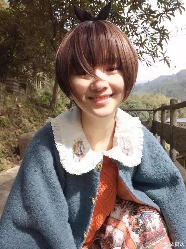 Thậm chí, ngắm nhìn nhan sắc của nữ họa sĩ Hạ Đạt nhiều netizen để lại nhận xét rằng sắc vóc của cô còn đẹp hơn cả những bức tranh do cô vẽ ra.