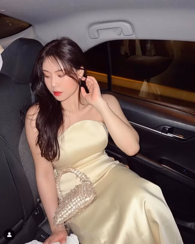 Dù không đẹp theo kiểu “mình hạc xương mai” nhưng nữ HLV yoga ghi điểm bởi thân hình tràn đầy sức sống và gương mặt khả ái.